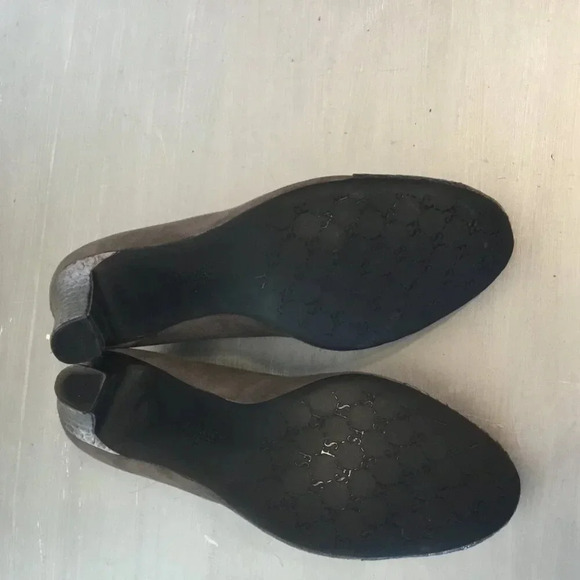 Franco  Sarto Gray Suede Pumps with Pewter Snake Print on Heel and Toe Sz 10 M - Picture 7 of 9